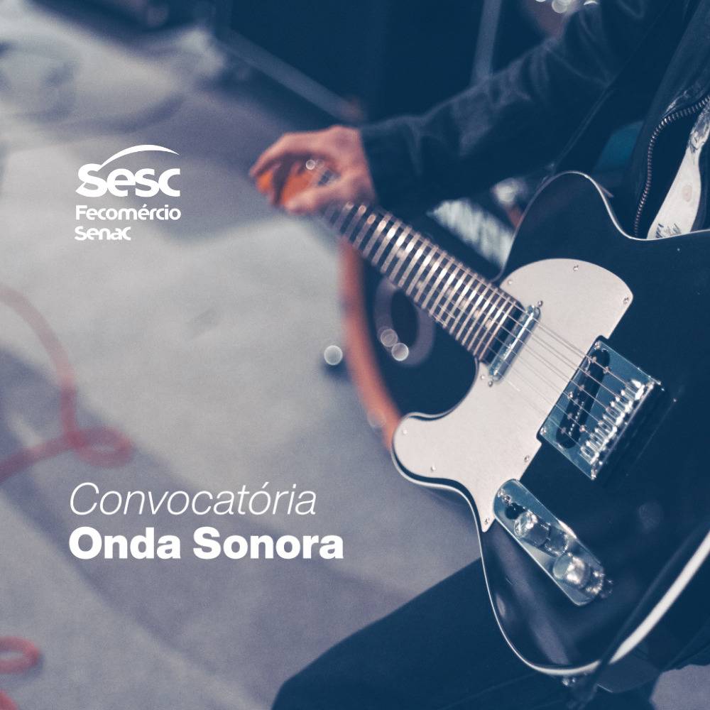 Foto de um músico segurando uma guitarra. No canto esquerdo superior está escrito: Sesc fecomercio Senac. No canto esquerdo inferior está escrito: Convocatória Onda Sonora 2023.