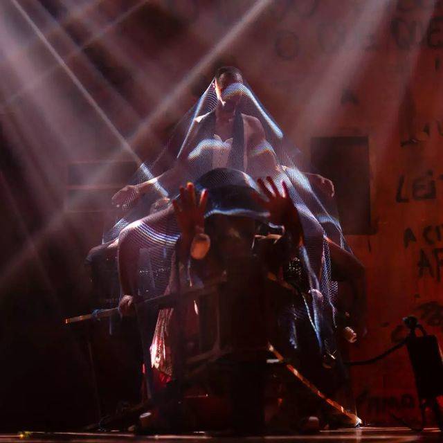 Foto do Grupo São Gens de Teatro apresentando a peça Narrativas Encontradas Numa Garrafa Pet na Beira da Maré. Imagem para ilustrar a matéria Para não dizer que não falei de flúor.