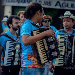 Foto da Procissão das Sanfonas em Teresina, 2023. Foto de três sanfoneiros.